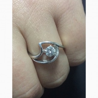 Продам кольцо с бриллиантом