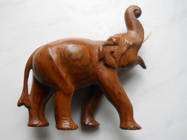 Фото 5. Деревянный слон ручной работы