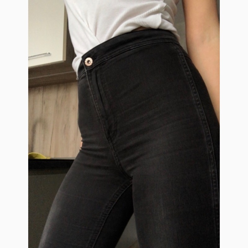 Фото 4. Красивые черные джинсы с высокой талией и дырками на коленках