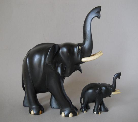 Фото 11. Статуэтки слонов из черного дерева