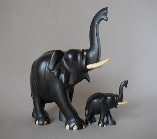 Фото 12. Статуэтки слонов из черного дерева