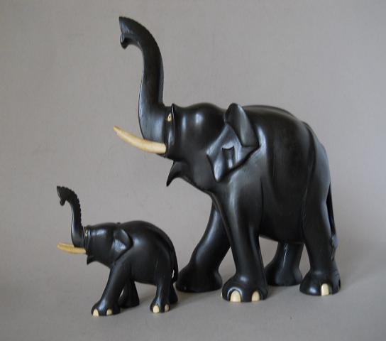 Фото 13. Статуэтки слонов из черного дерева