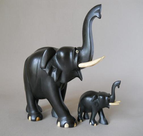 Фото 15. Статуэтки слонов из черного дерева