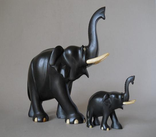 Фото 16. Статуэтки слонов из черного дерева