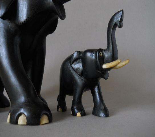 Фото 6. Статуэтки слонов из черного дерева