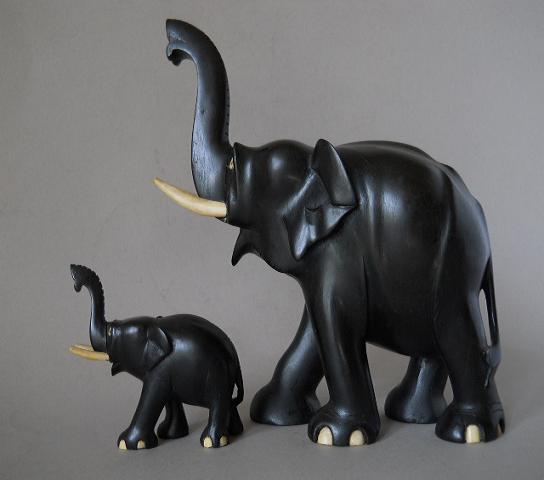 Фото 7. Статуэтки слонов из черного дерева