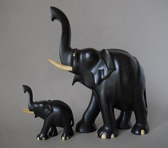 Фото 8. Статуэтки слонов из черного дерева