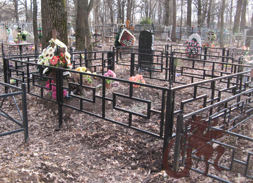 Фото 2. Оградки на кладбище