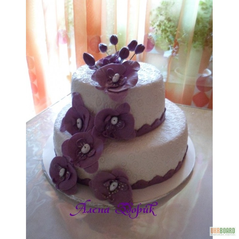 Свадебный торт с сиреневыми орхидеями