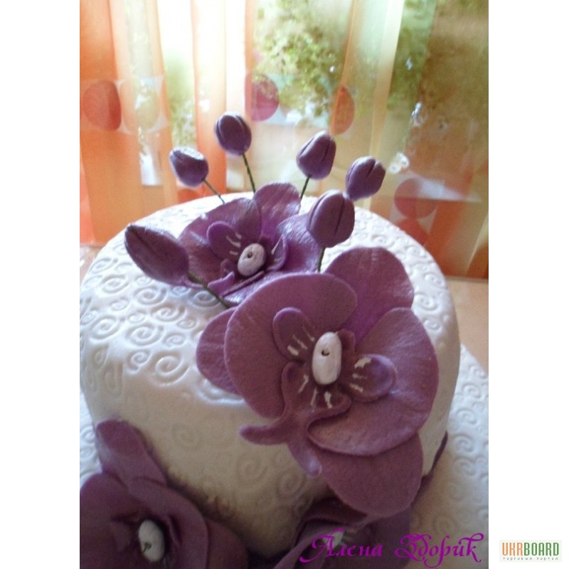 Фото 3. Свадебный торт с сиреневыми орхидеями