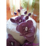 Свадебный торт с сиреневыми орхидеями