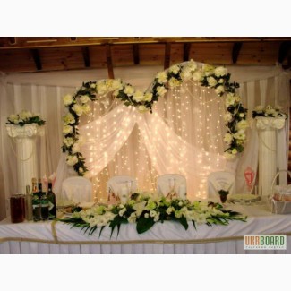 Украшение свадебного стола тканью и цветами,аренда арки на свадьбу,прокат ширмы,зал,чехлы