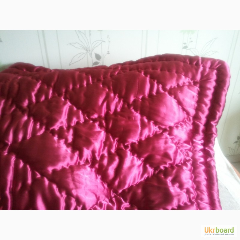 Фото 3. Одеяло пуховое красное новое
