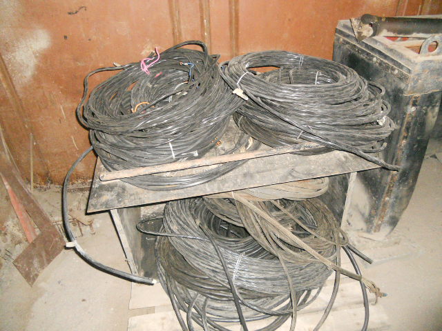 Фото 3. Остатки силовой электротехники -автоматы рубильники кабель и др