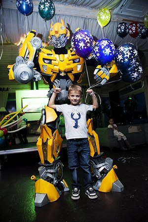У нас вы можете Пригласить огромного робота Бамблби на мероприятие в Киеве