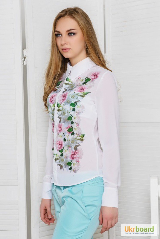 Фото 2. Блузка с цветочным принтом