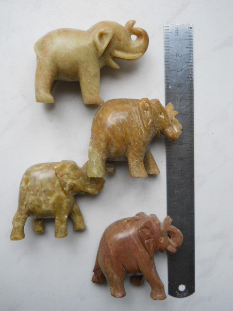 Фото 17. Миниатюрные слоны из натуральных камней
