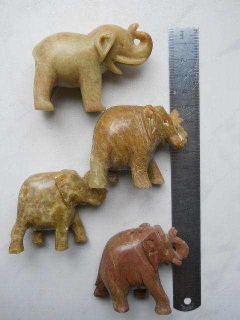 Фото 19. Миниатюрные слоны из натуральных камней