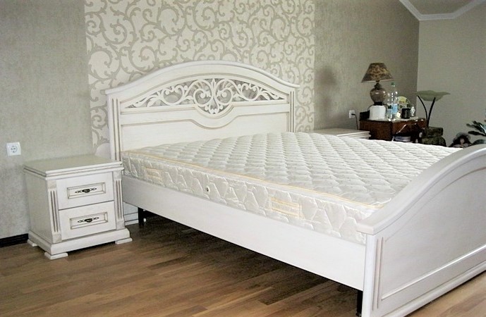 Дубовая двуспальная кровать Дея
