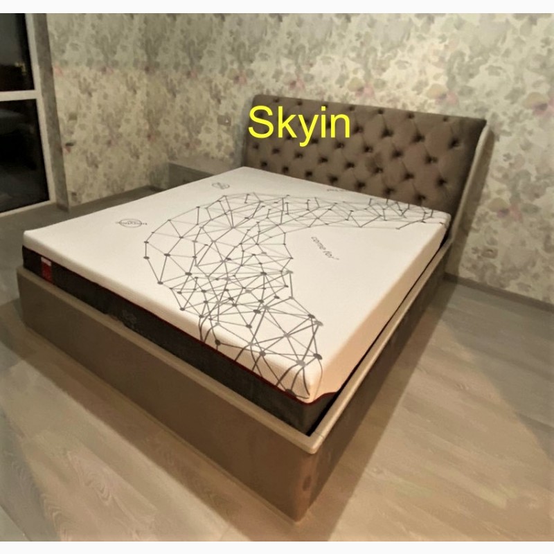 Фото 2. Двоспальне ліжко Стефані з каретною стяжкою та царгами з тканини, масив ясена