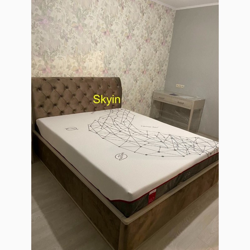 Фото 3. Двоспальне ліжко Стефані з каретною стяжкою та царгами з тканини, масив ясена