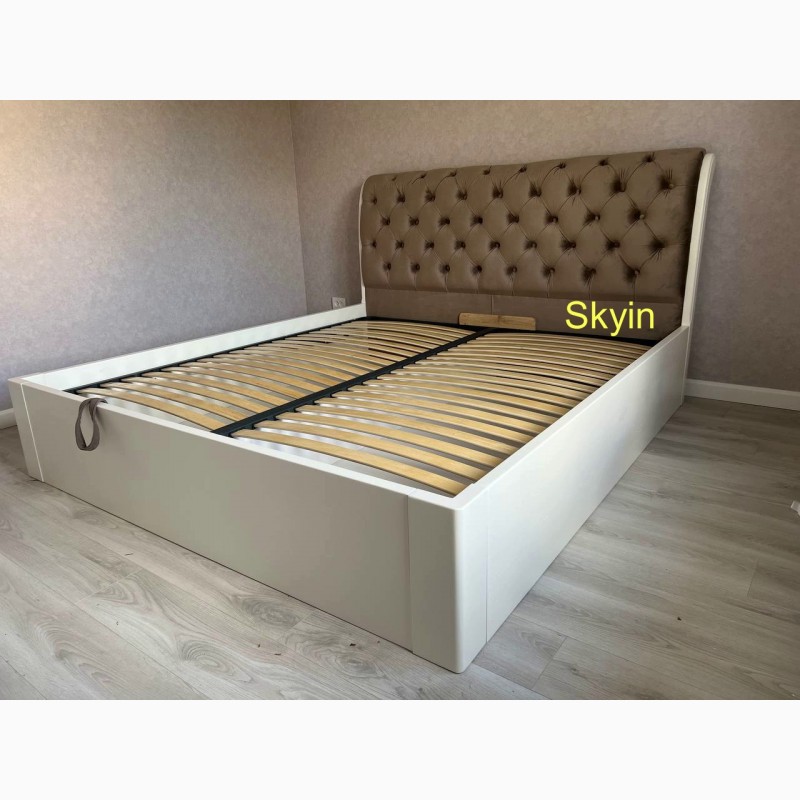 Фото 9. Двоспальне ліжко Стефані з каретною стяжкою та царгами з тканини, масив ясена