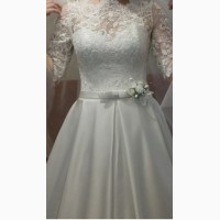 Свадебное платье А-силуэт с атласной юбкой