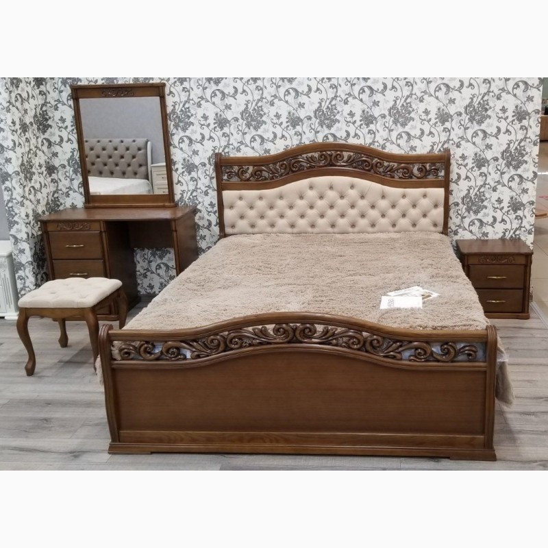 Фото 5. Двуспальная деревянная кровать Эмилия с резьбой и две прикроватные тумбы