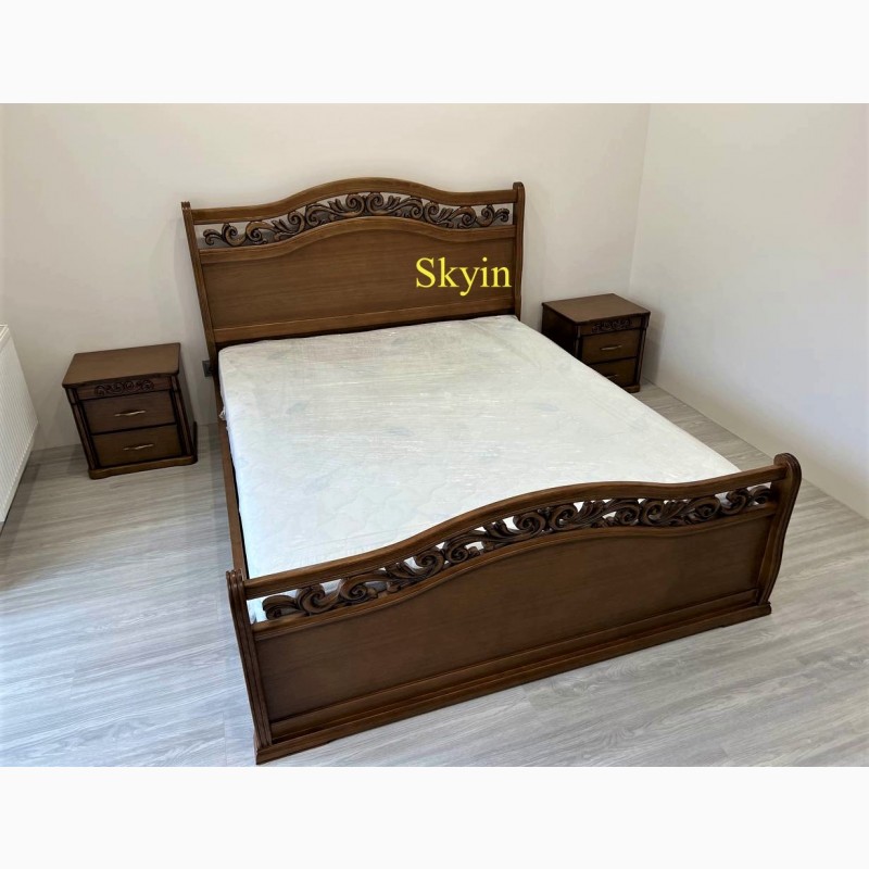 Двуспальная деревянная кровать Эмилия с резьбой и две прикроватные тумбы