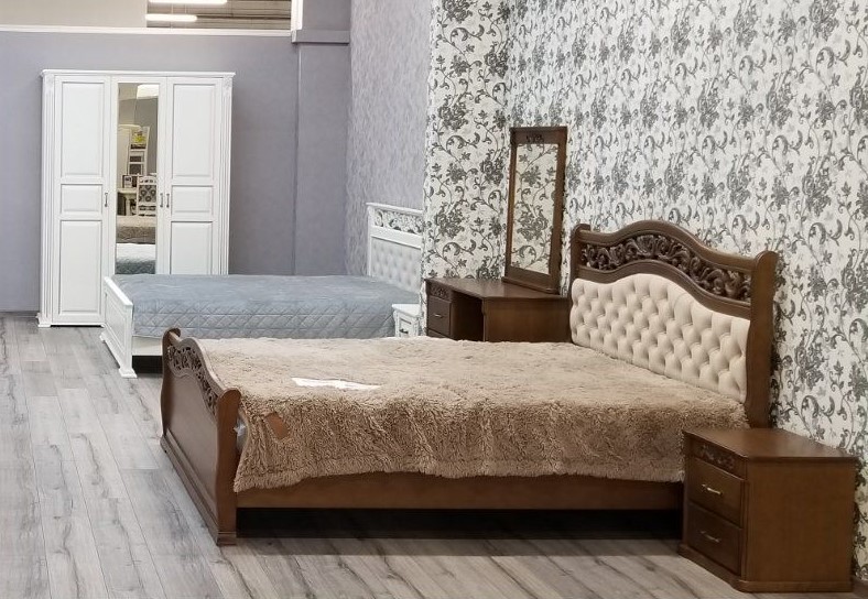 Фото 10. Двуспальная деревянная кровать Эмилия с резьбой и две прикроватные тумбы