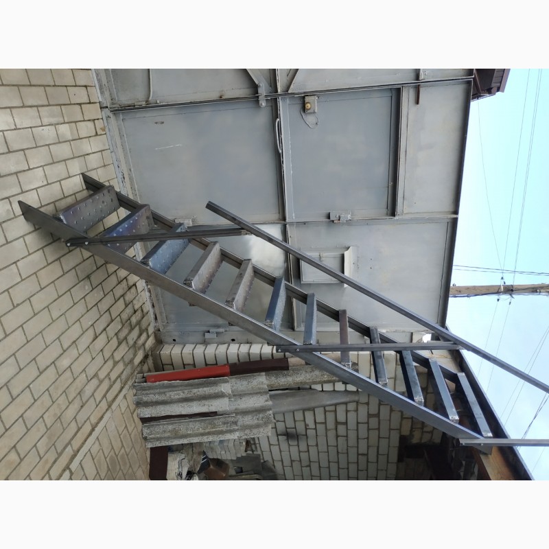 Фото 8. Лестница маршевая малогабаритная изменяемой планировки Оптима