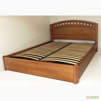 Надежная двуспальная кровать с резьбой в изголовье