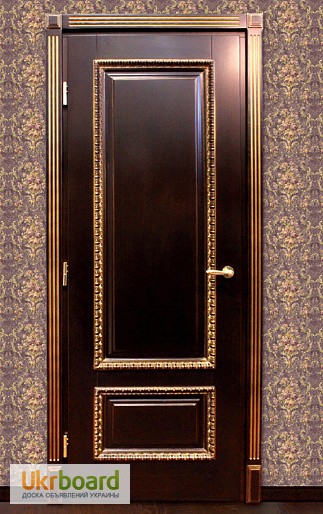 Фото 4. Межкомнатные двери из массива ясеня с применением резных элементов и патинированием