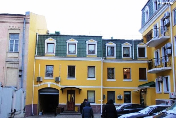 Трехэтажное отдельно стоящее здание дореволюционной постройки в Киеве