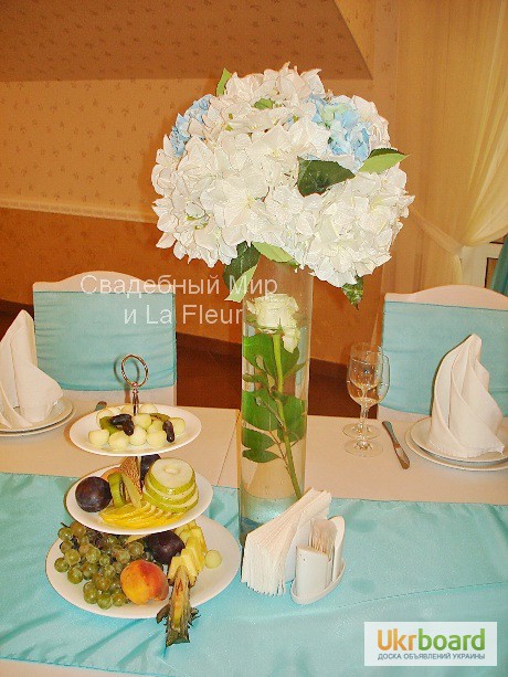 Фото 3. Украшение свадебного зала цветами и декором