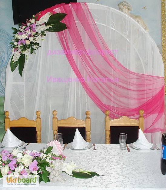 Фото 4. Украшение свадебного зала цветами и декором