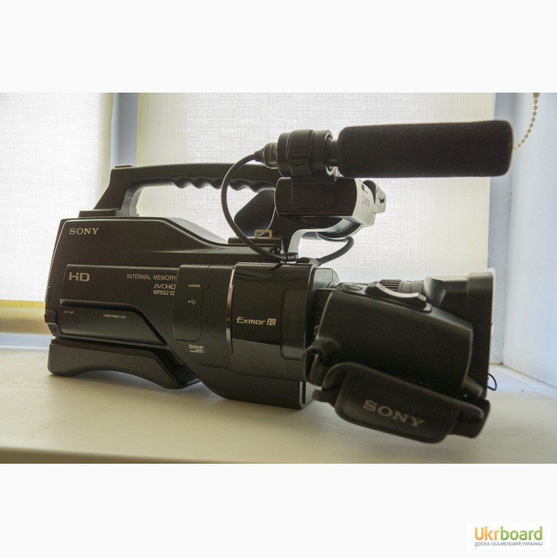 Профессиональная видеокамера Sony HXR-MC2000