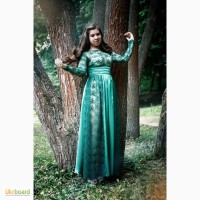 Вечернее платье изумрудного цвета)
