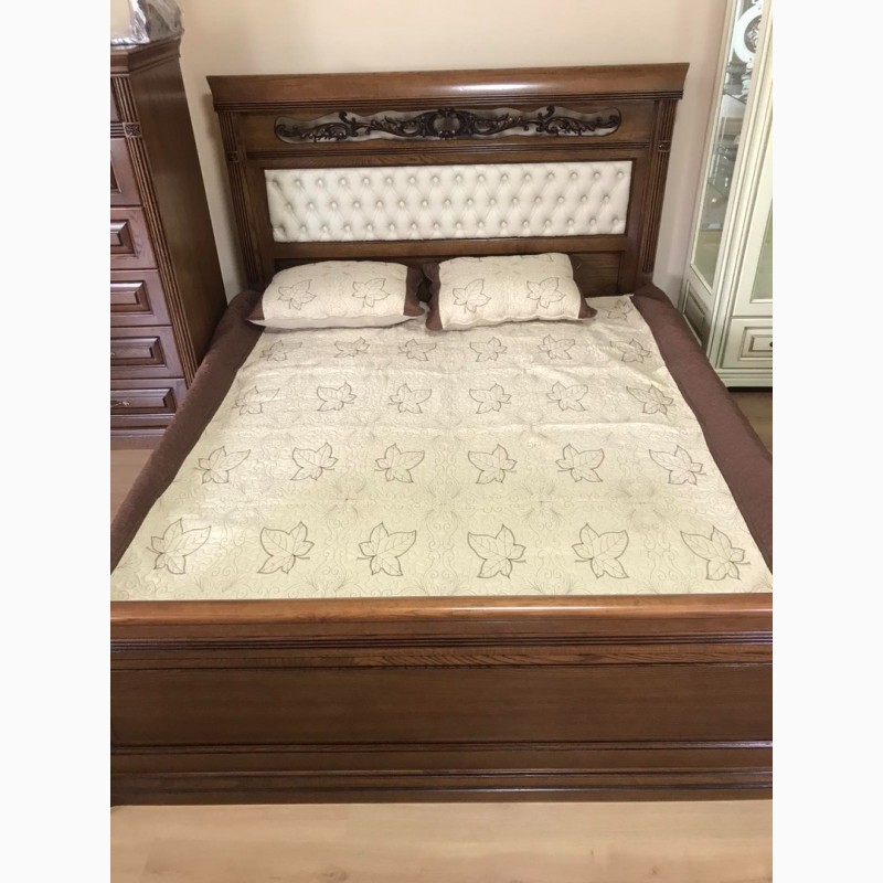 Фото 2. Деревянная двуспальная кровать Нино массив дуба