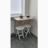 Откидной столик с креплением на стену