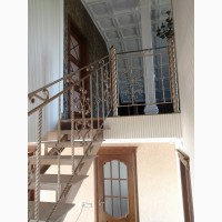 Лестницы на второй этаж. Броневик Днепр