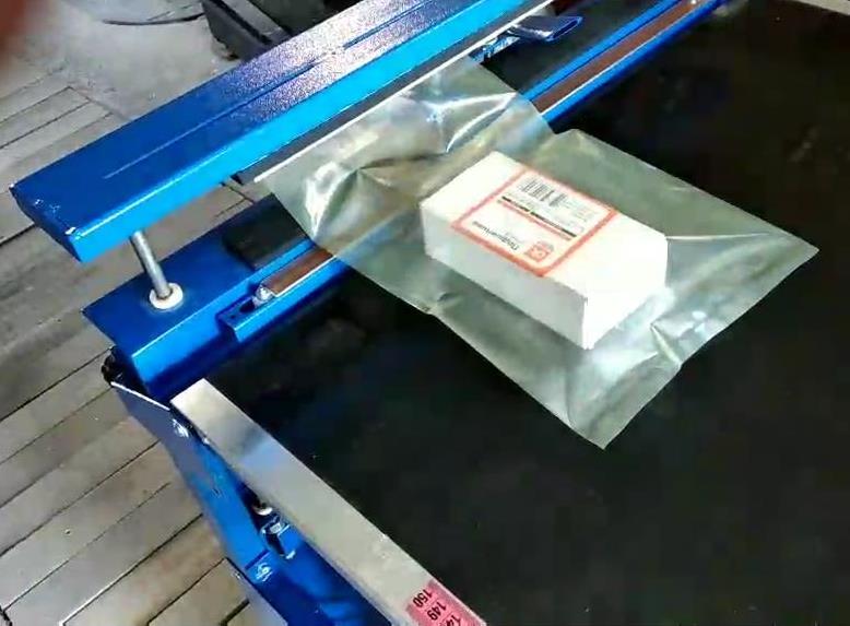 Фото 2. Оборудование для упаковки изделий в пакет с откачкой воздуха