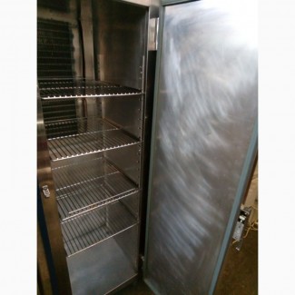 Холодильный шкаф б/у в металлическом корпусе