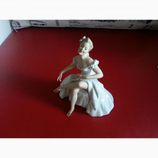 Фарфоровая статуэтка Девушка, произведена период с 1963 - 1990 г