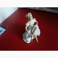 Фарфоровая статуэтка Девушка, произведена период с 1963 - 1990 г