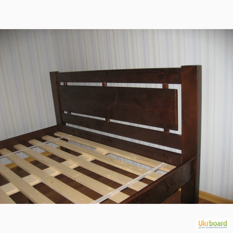 Фото 3. Двуспальная кровать из сосновых пород дерева
