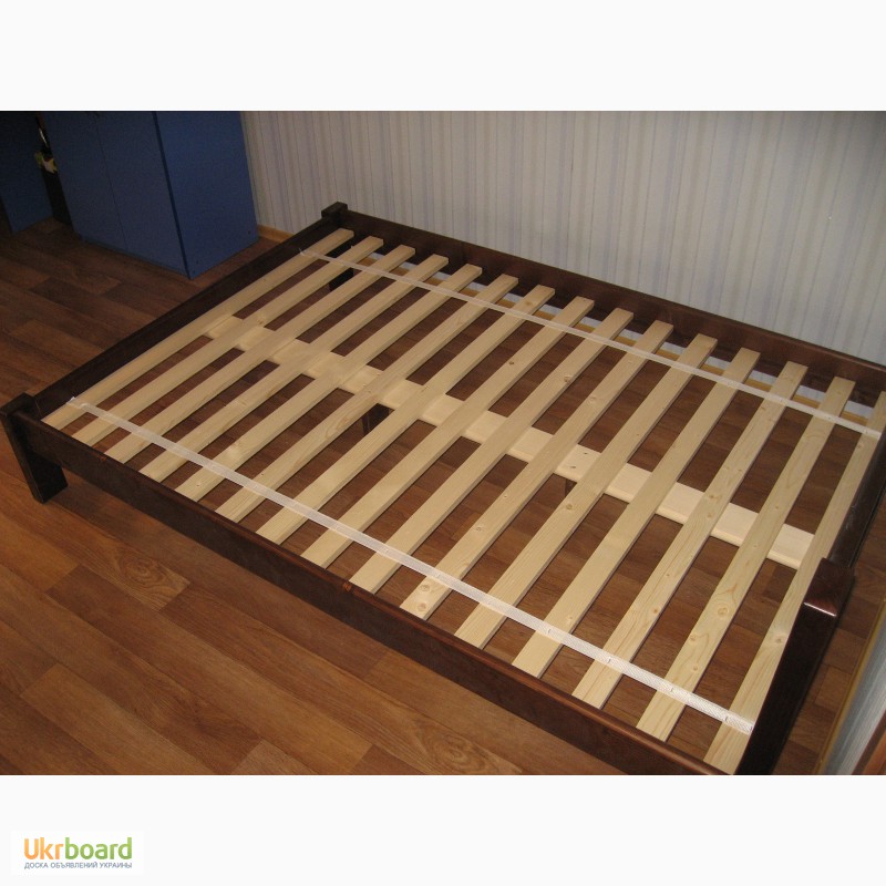Фото 4. Двуспальная кровать из сосновых пород дерева