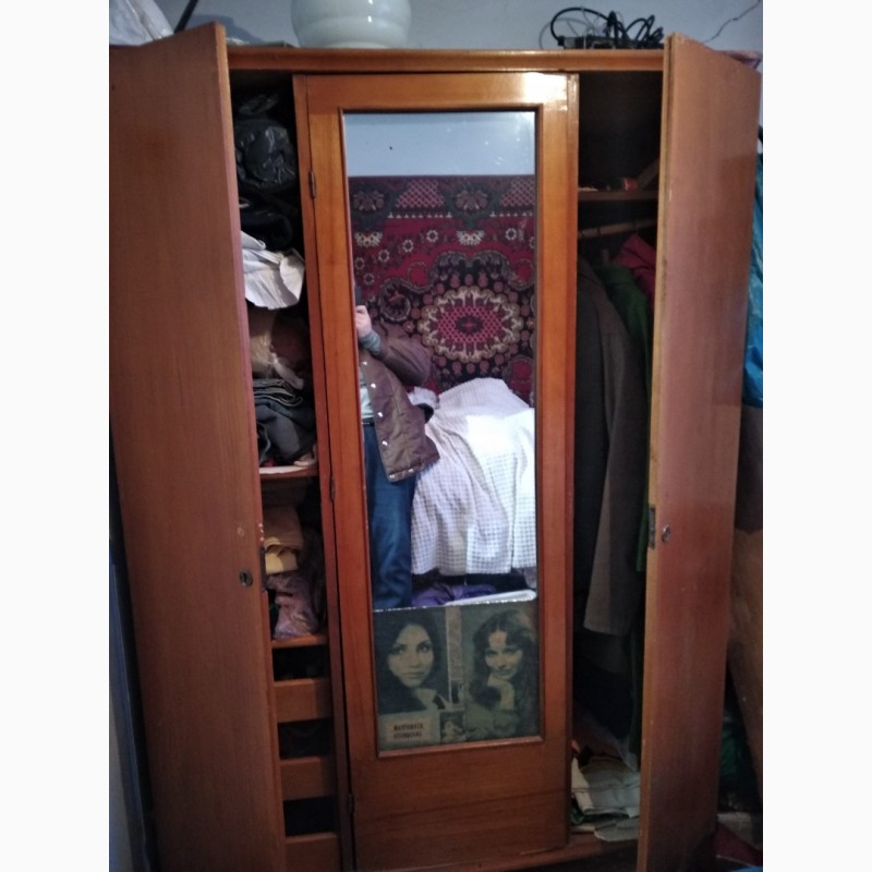 Фото 2. Продам старинный шкаф из дерева с зеркалом