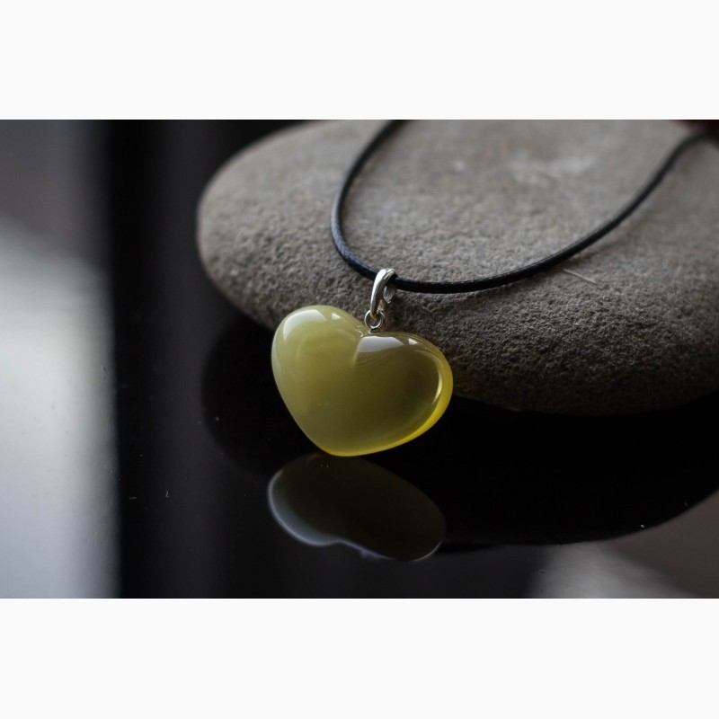 Фото 3. Кулон из Янтаря формы сердечка