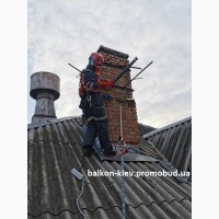 Встановлення антени старлінк на даху будівлі в Киеві